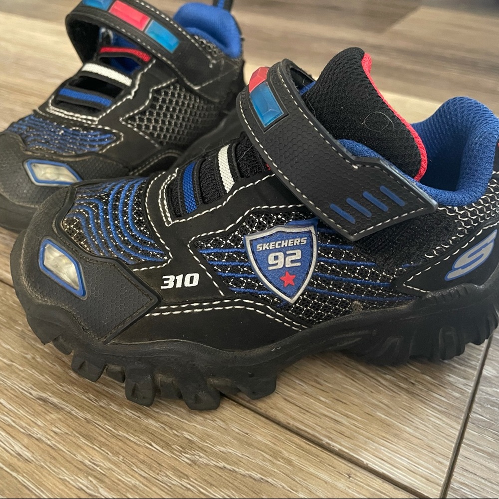 Toddler boys light up skechers sneakers size 8